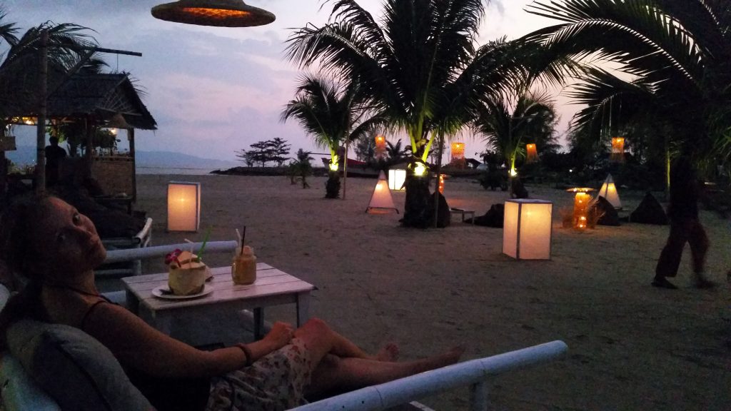 kalamehe-restoran-õhtupimeduses-koh-phangan-tai