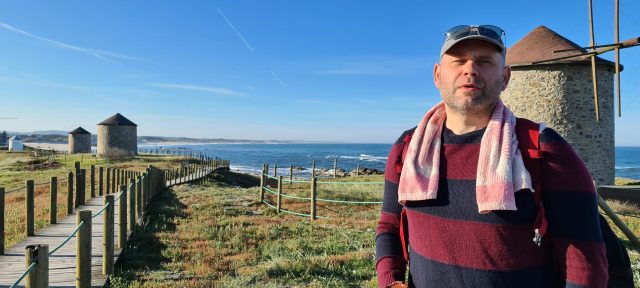 Mees torni taustal rannikul.