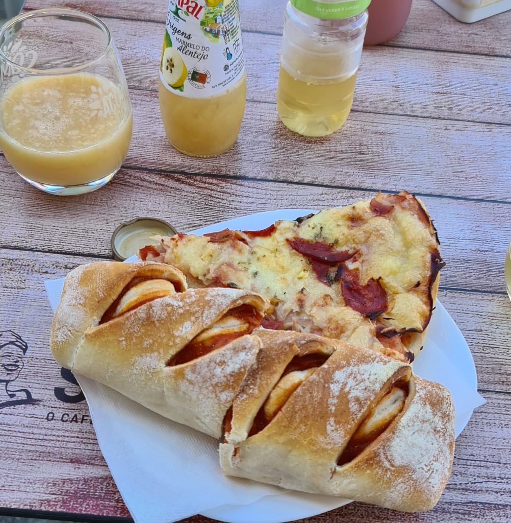 Pitsatükk ja saiake laual.