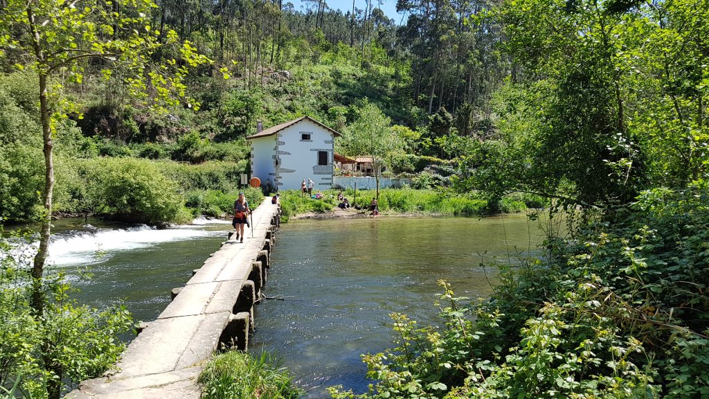 Sild, maja ja looduslik maastik.