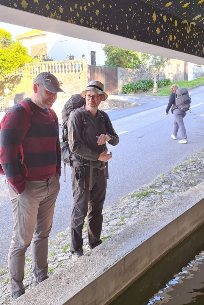 Kaks matkajat vestlevad.