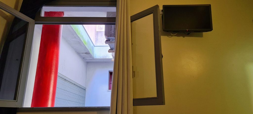 Aken ja sein, televiisor seinal.