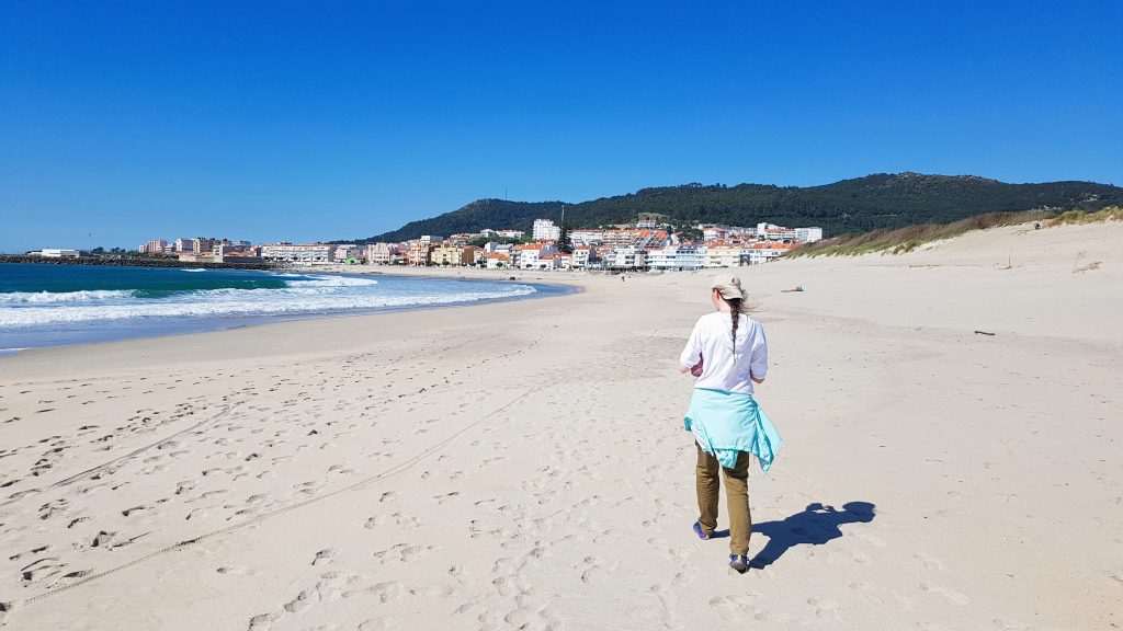 Inimene jalutab tühjal rannal.